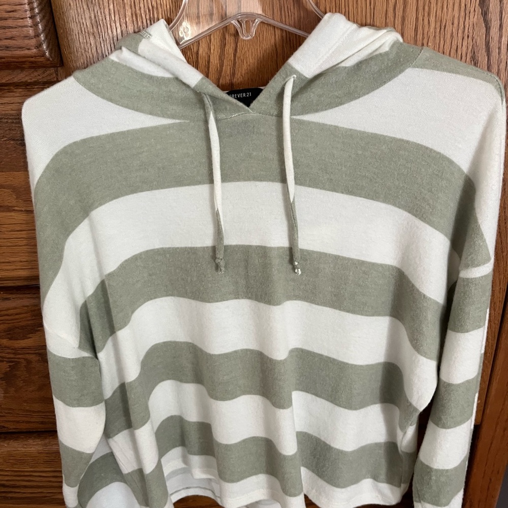 Forever 21 Women’s lightweight crop hoodie top